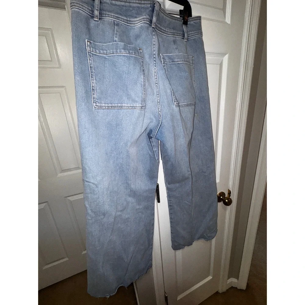 Antonio Melani Pearl Embellished Wide Leg Jeans Light Wash Blue Frayed Hem 12 - Picture 8 of 9